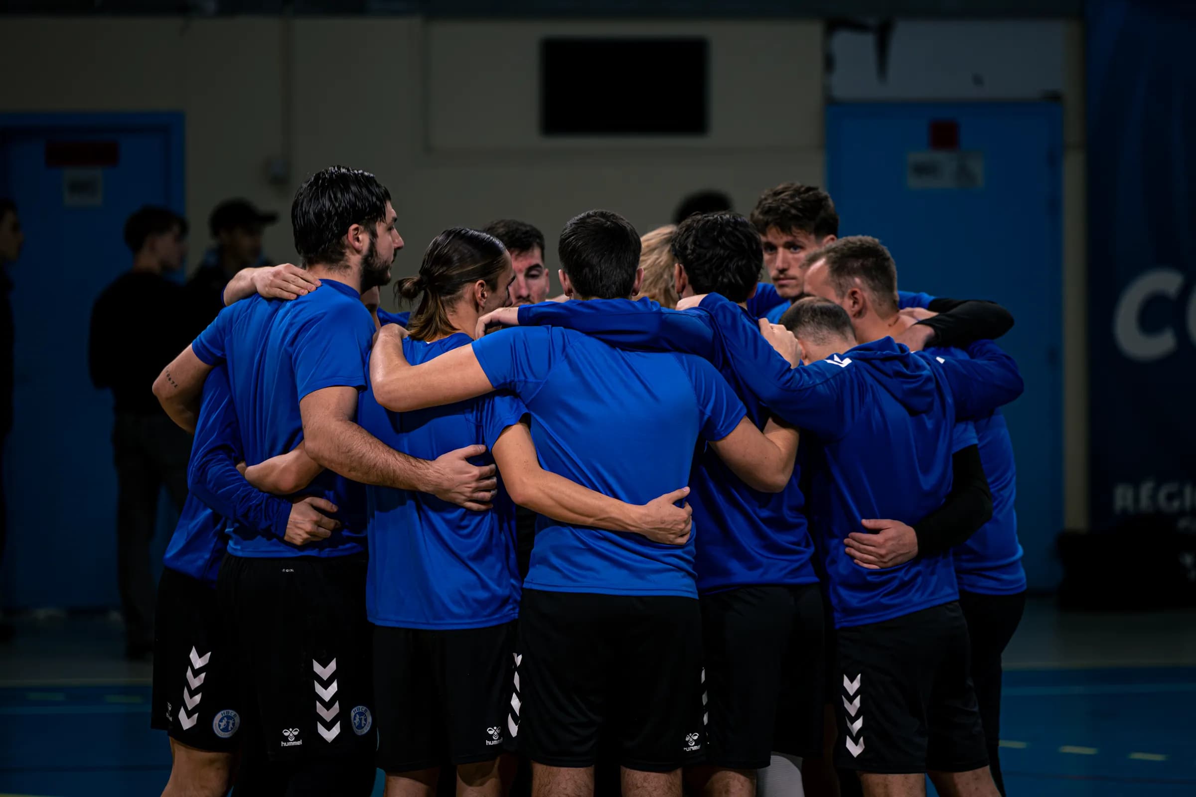 Joueurs du HBCB en cercle avant un match