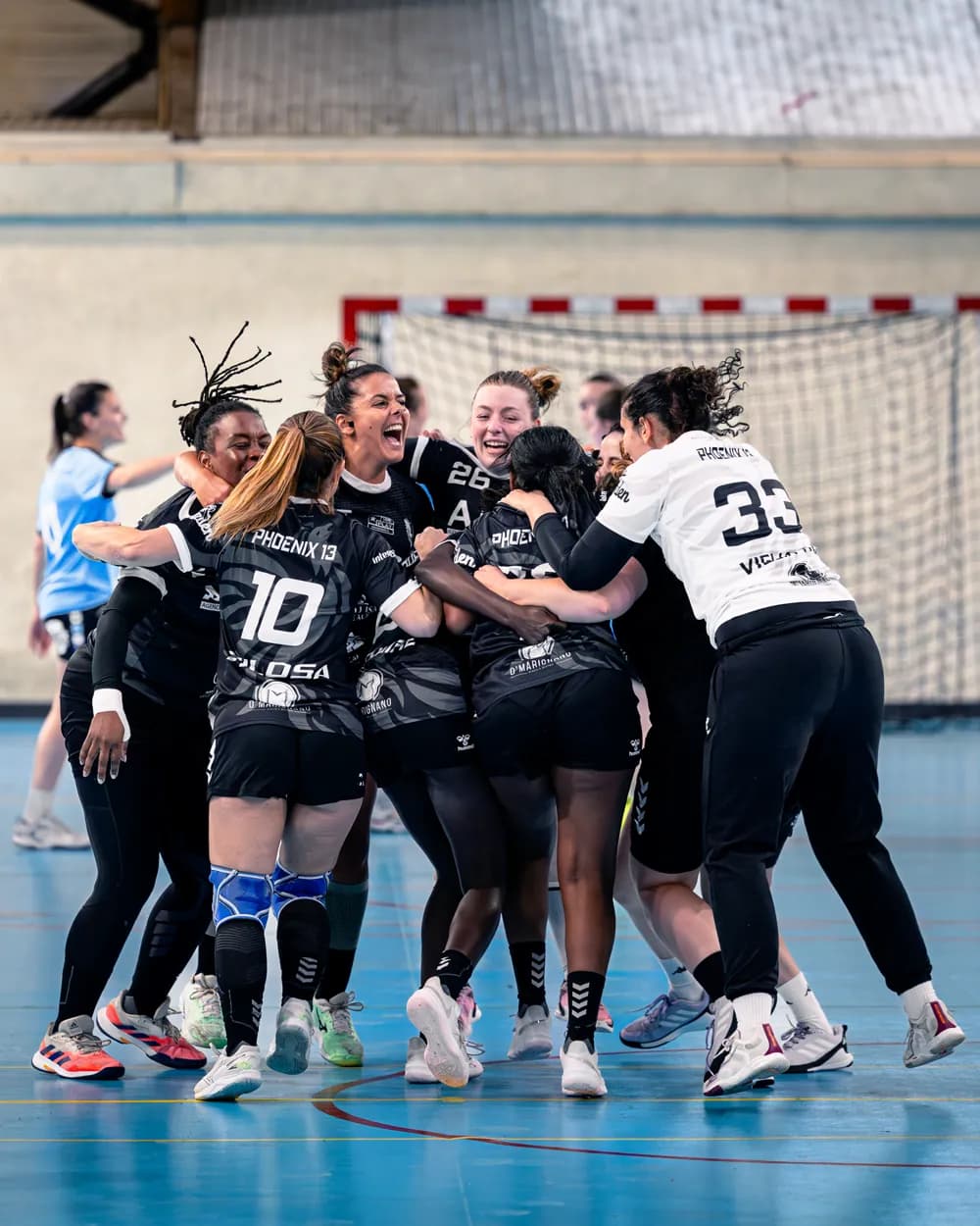 Les joueuses de Phoenix 13 célèbrent un but